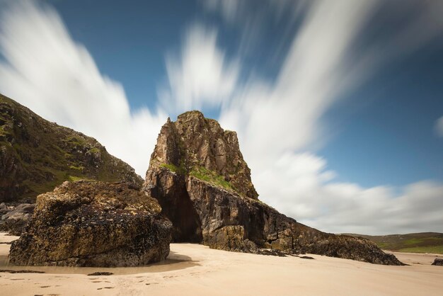 영국, 스코틀랜드, 루이스 섬, 모래 해변의 바위, 긴 노출