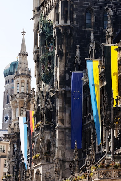 뮌헨의 마리엔 광장에 우카라인과 독일 국기 바이에른. 유럽 독일 지원 우크라이나. EU 깃발