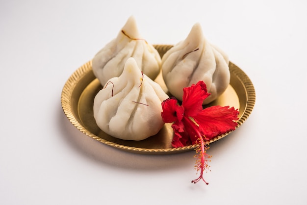 Ukdiche Modak zijn gestoomde dumplings met een buitenste rijstmeeldeeg en een vulling van kokosnoot-rietsuiker, Indiaas eten aangeboden aan Lord Ganesha op Chaturthi