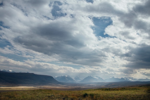 Altopiano di ukok di altai. favolosi paesaggi freddi