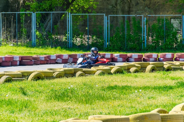 Photo ukraine dnepropetrovsk. in the city park of chkalov there were karting competitions among children