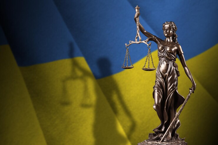 Фотография флаг украины со статуей леди-юстиции и судебными весами в темной комнате концепция суда и наказания