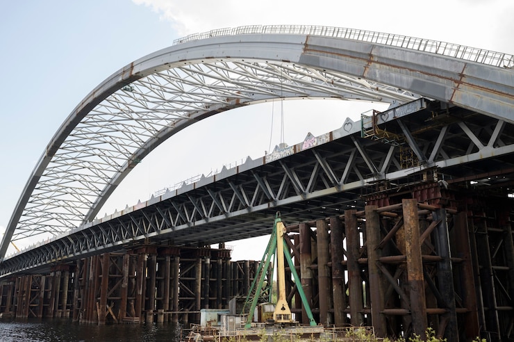 Photo ukraine, kiev, april 24, 2020, unfinished bridge embankment road kiev view of the dnieper river