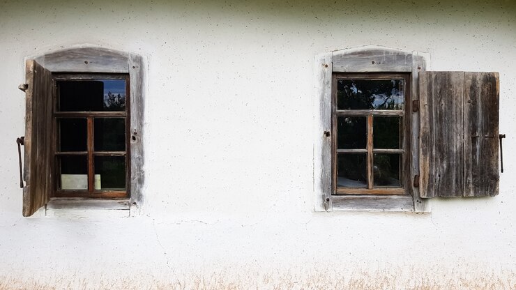 Photo ukraine, kiev - june 11, 2020. old window in a vintage traditional peasant house in ukraine. antique wooden window frame. pirogovo national museum in the open air in kiev. copy space.