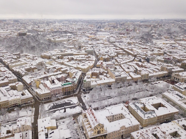 Украина центр города Львов старая архитектура фото с дрона с высоты птичьего полета зимой