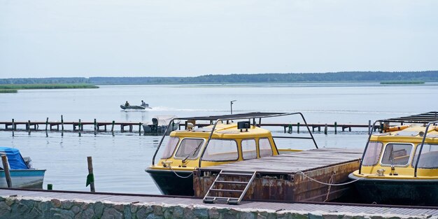 ウクライナのポルタヴァ地方の桟橋にあるショアドニエプルモーターボート