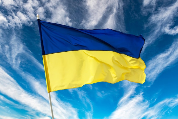 青空の背景にウクライナの青と黄色の二色の国旗ウクライナは自由の概念のために戦う