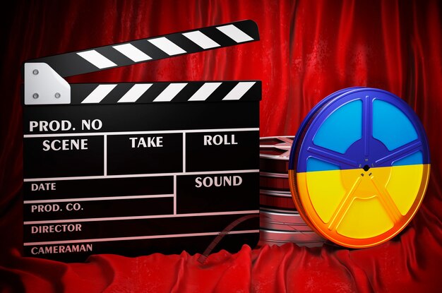 Foto cinematografia ucraina industria cinematografica cinema in ucraina concetto clapperboard con e bobine di film sul tessuto rosso rendering 3d