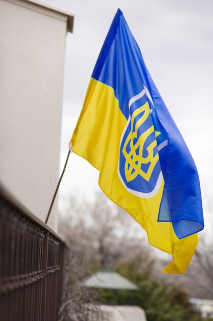 Photo ukrainian flag on a building