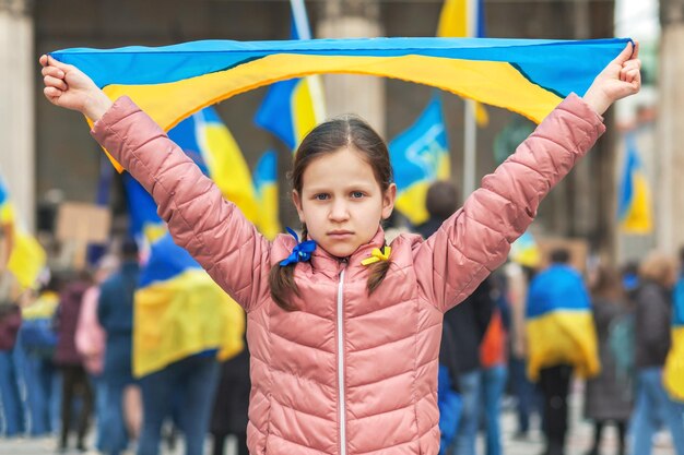 사진 지원에 소녀 손에 우크라이나어 국기 우크라이나 어린이 집회 지원 우크라이나와 우크라이나 스탠드