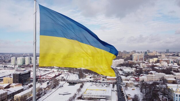 Foto bandiera ucraina nel vento bandiera gialla blu nella città di kharkov