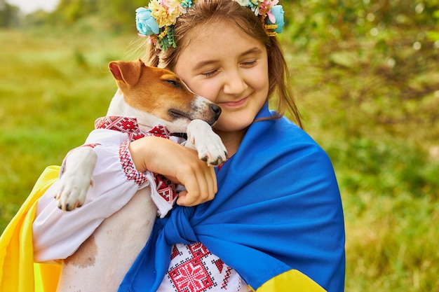 ウクライナの少女が犬を抱きしめる