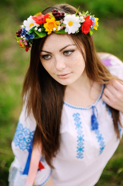 Photo ukrainian girl in a shirt and a flower wreath on his head