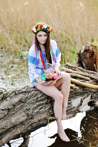 Photo ukrainian girl in the ukrainian national shirt holding an easter