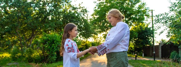 ウクライナの祖母とヴィシヴァンカの選択的な焦点の孫娘