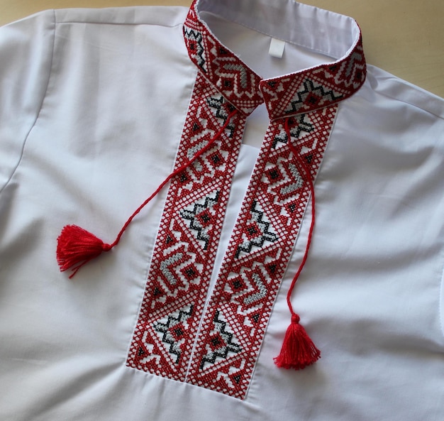 Photo ukrainian handcraft vyshyvanka shirt embroidered with red and black threads