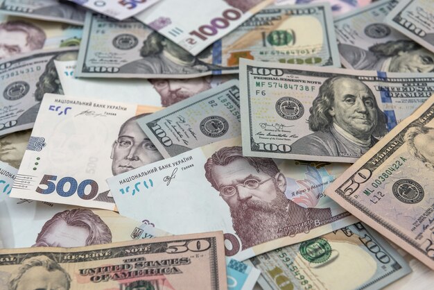 ウクライナグリブナとドル交換のクローズアップトップビューコンセプトファイナンス現金