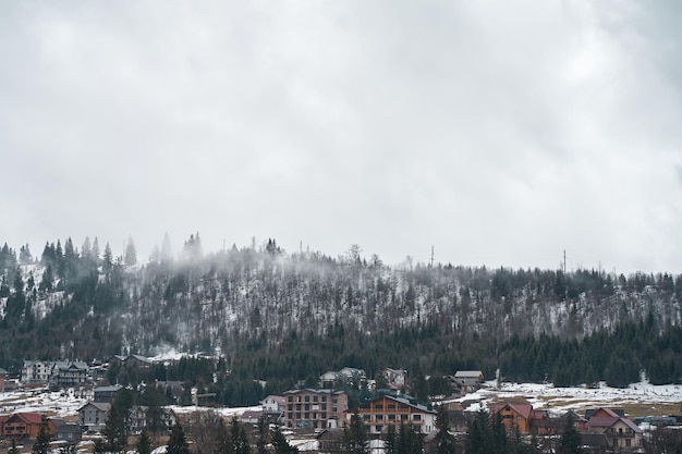 Paesaggio invernale delle montagne di karpaty ucraino villaggio tra le montagne