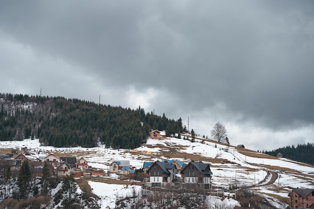 Paesaggio invernale delle montagne di karpaty ucraino villaggio tra le montagne