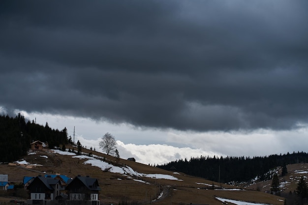 ウクライナのカルパティア山脈冬の風景山々に囲まれた村