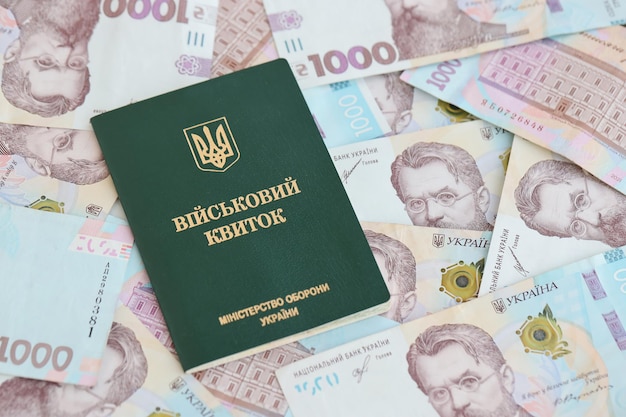 우크라이나 군인 ID 및 Hryvnia 청구서 우크라이나 육군 병사에게 지불