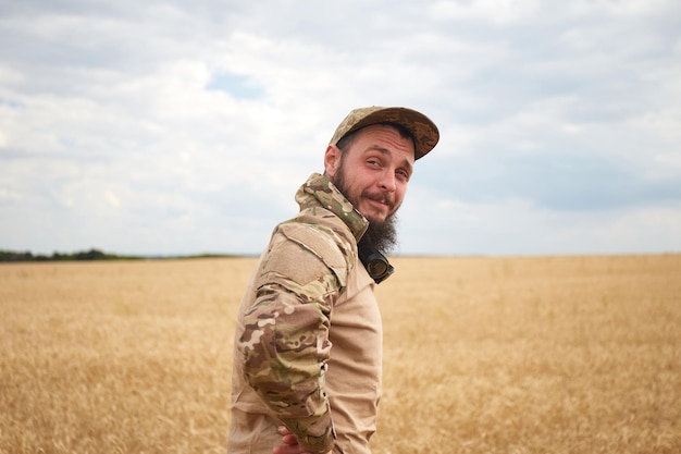 Украинский военный на пшеничном поле Украинские пшеничные поля и предстоящая война продовольственный кризис Вооруженные Силы Украины