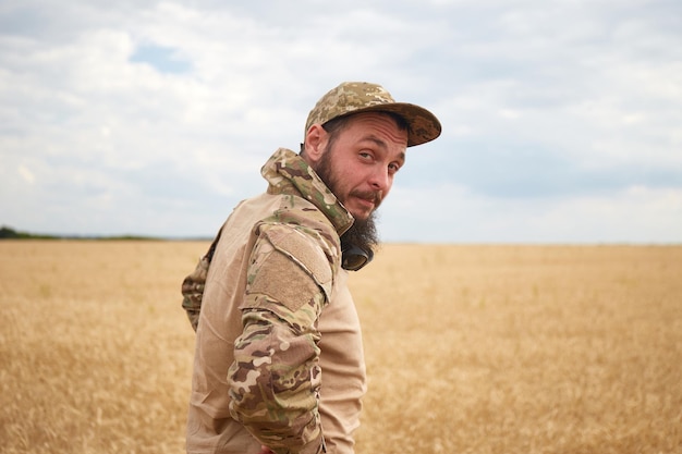 小麦畑にいるウクライナ軍人ウクライナの小麦畑と戦争が迫っている食糧危機ウクライナ軍