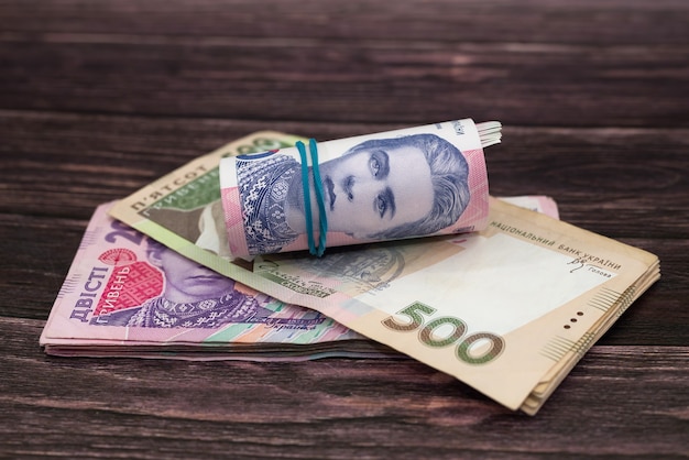 Украинские деньги на деревянном фоне. Новые банкноты номиналом 200 и 500 гривен. Финансовая концепция.