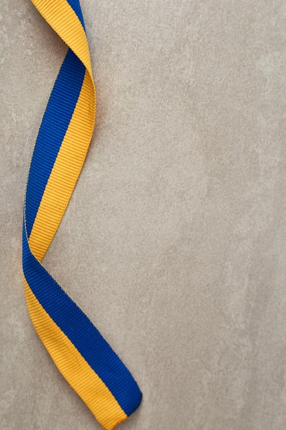 Цвета украинского национального флага на бетонной фоновой ткани желтого и синего цветов символ празднования независимости Украины