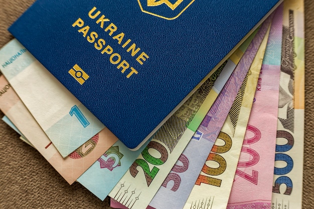 Passaporto e soldi ucraini, banconote ucraine di hryvna fatture sullo spazio della copia, vista superiore. concetto di problemi di viaggio e finanza.