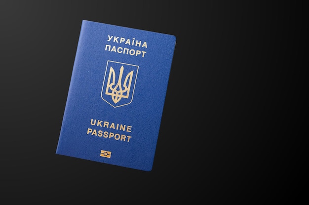 Фото Украинский паспорт на черном фоне