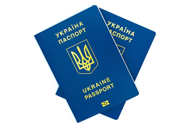 白い背景の上のウクライナのパスポート 人の ID カード テキストのコピー スペース