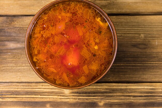 Foto zuppa di barbabietola tradizionale ucraina e russa - borscht sulla tavola di legno. vista dall'alto