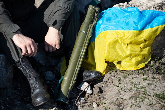 Фото Украинский солдат в форме под высоким углом