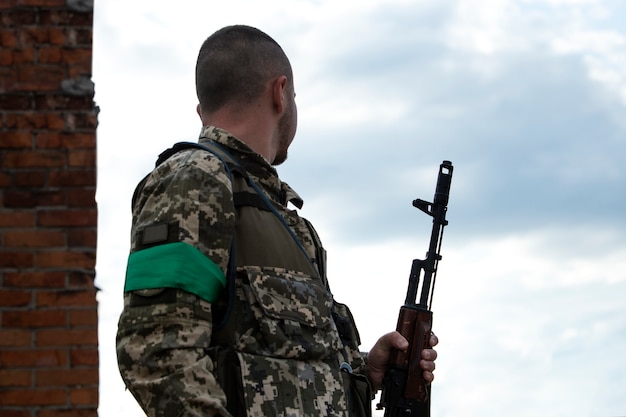 Photo ukrainian soldier in uniform side view