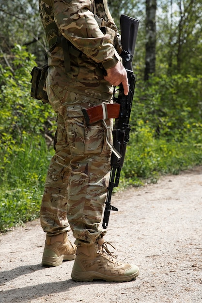 Photo ukrainian soldier in uniform side view