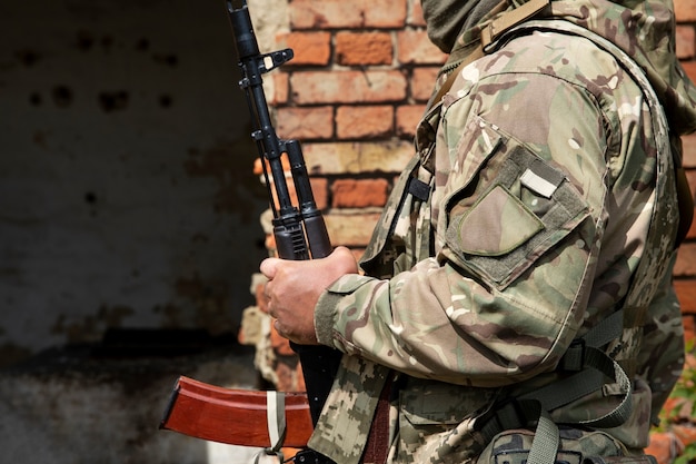 Photo ukrainian soldier with gun side view