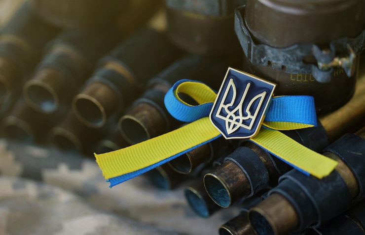 Фотография украинский символ на поясе пулемета лежит на украинском пиксельном военном камуфляже
