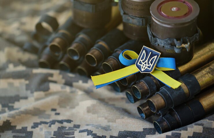 Фотография украинский символ на пулеметном поясе лежит на украинском пиксельном военном камуфляже