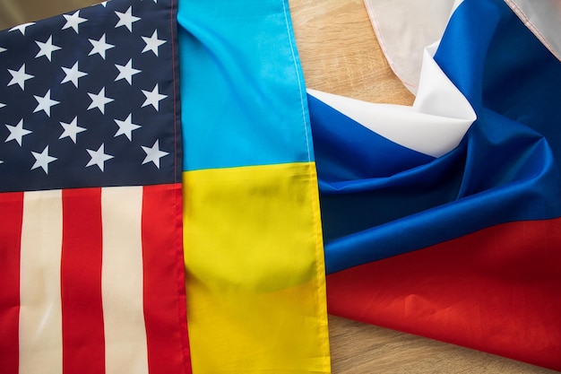 Photo ukrainian with usa support against russian flag background