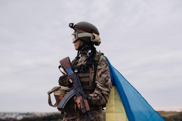 사진 warxaportrait에서 우크라이나 여자 수비수 우크라이나의 국기와 함께 군인 여자의 초상화