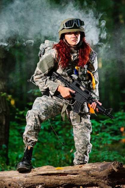 숲에서 우크라이나 여성 군인