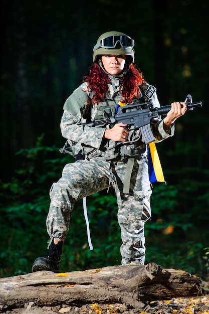 森の中のウクライナの女性兵士