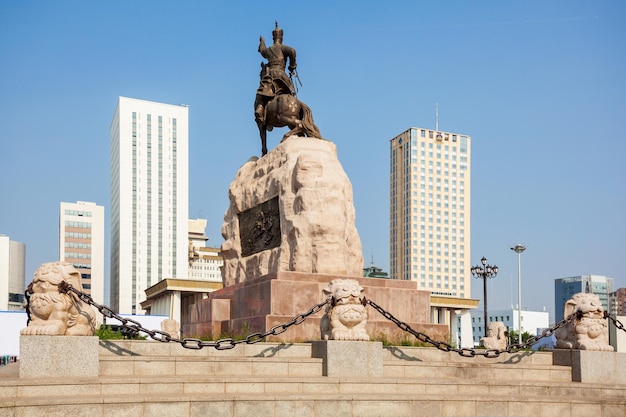 Ulaanbaatar, Mongolië - 12 juli 2016: Monument voor Damdin Sukhbaatar is gelegen op Sukhbaatar Square (nieuwe naam Chinggis Square) in het centrum van Ulaanbaatar, de hoofdstad van Mongolië.