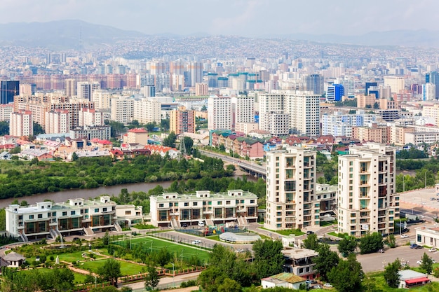 Ulaanbaatar ook Ulan Bator luchtfoto panoramisch uitzicht vanaf Zaisan Memorial. Ulaanbaatar is een hoofdstad van Mongolië met een bevolking van meer dan 1,3 miljoen mensen.