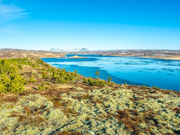 Ulfljotfvatn-meer gelegen in het zuiden van IJsland met prachtig uitzicht op de omliggende natuur