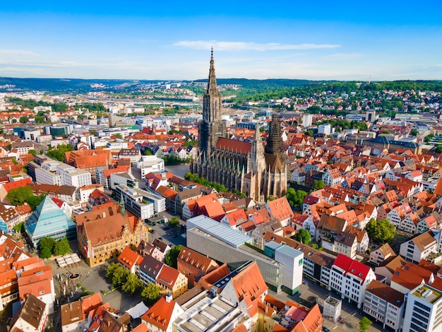 Foto ulm minster o ulmer munster cathedral vista panoramica aerea di una chiesa luterana situata a ulm in germania è attualmente la chiesa più alta del mondo