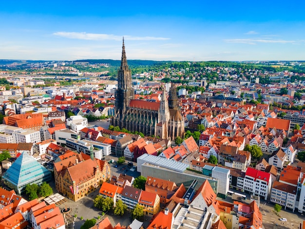 Foto ulm minster o ulmer munster cathedral vista panoramica aerea di una chiesa luterana situata a ulm in germania è attualmente la chiesa più alta del mondo