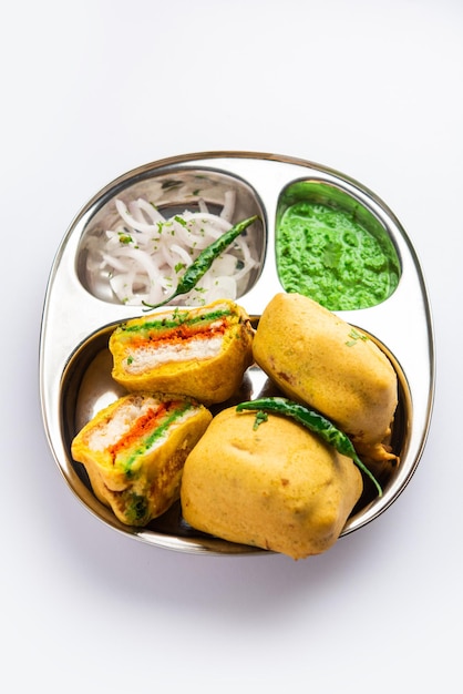 Ulta vada pav is gemaakt met een pittig met aardappel gevuld broodje genaamd pav inside vada inside out wada pao