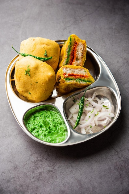 Ulta Vada Pav is gemaakt met een pittig met aardappel gevuld broodje genaamd pav inside vada inside out wada pao